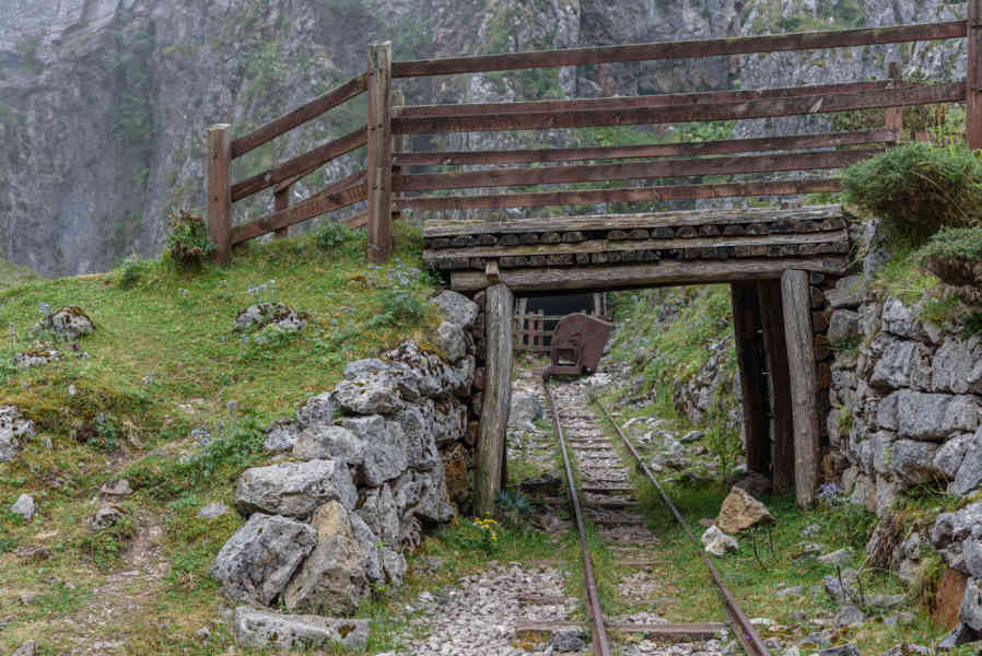 Principado de Asturias 058 - parque nacional de los Picos de Europa - minas de Buferrera.jpg